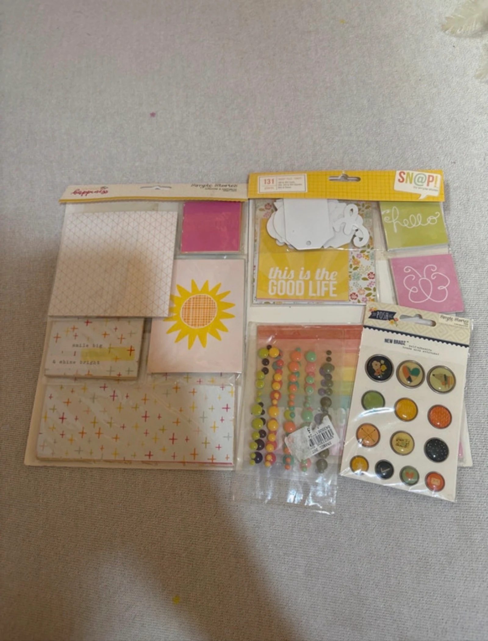 Lote Scrapbooking  Papeles, die cuts, brads y decoraciones